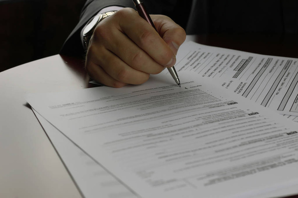 hand ondertekende belastingformulier - Foto, afbeelding
