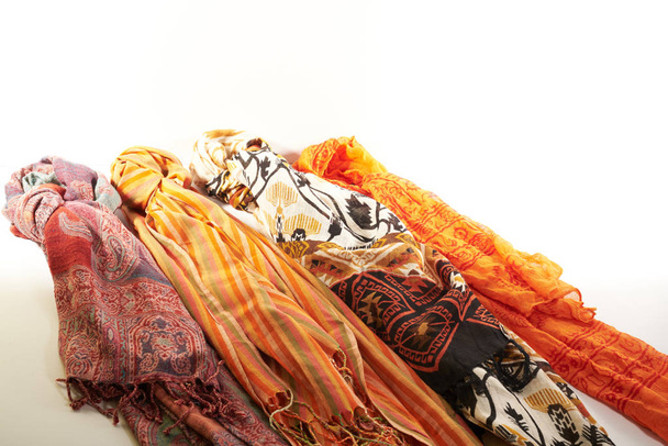 kleurrijke sjaals op een witte achtergrond - Foto, afbeelding