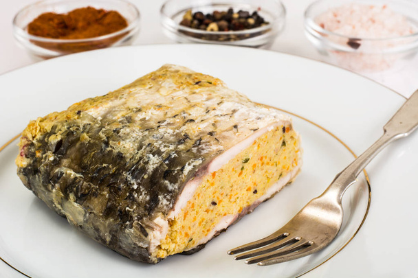 Tradiční židovský Pesach potravin gefilte fish s mrkví, pars - Fotografie, Obrázek