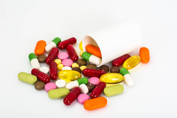Цветные таблетки и медицинская бутылка
 - Фото, изображение