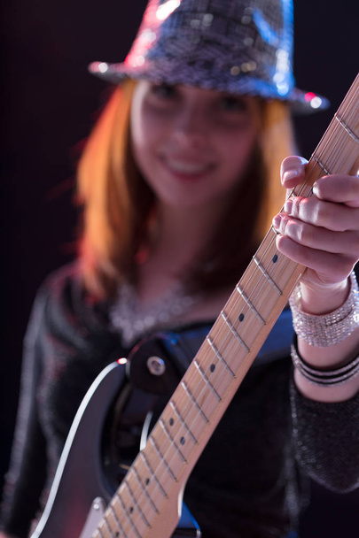 détail d'une poignée de guitare par guitariste
 - Photo, image