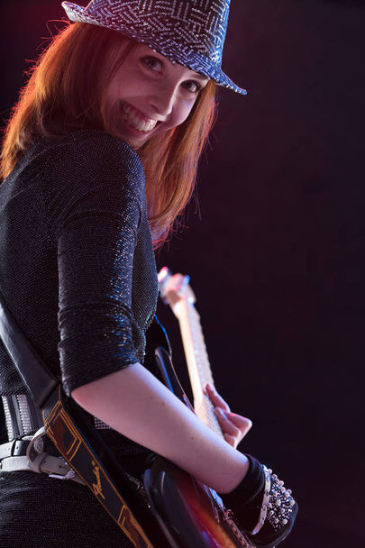 ポップスターの女性ギターとしてあなたに笑顔 - 写真・画像