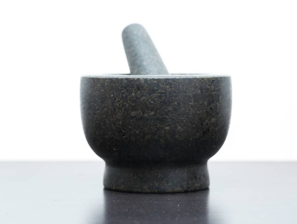 Mortier de granit debout sur la table de cuisine
 - Photo, image