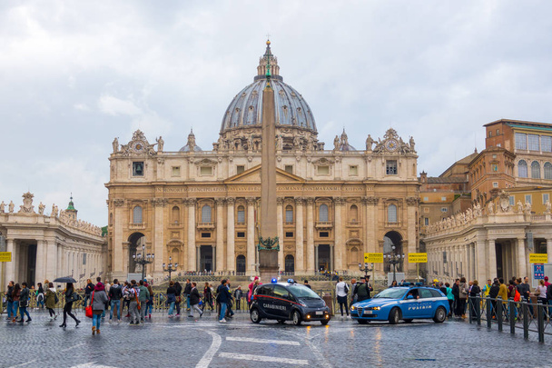 A busy place at Vatican City in Rome - St Peters Square - Foto, imagen