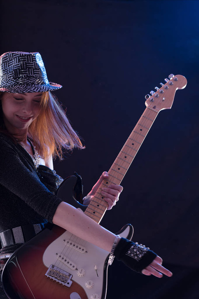 femme jouant sa guitare comme une popstar
 - Photo, image