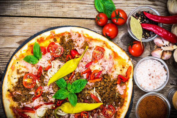 Pizza italiana rústica en una pastelería fina con cerdo picado, jamón, Tom
 - Foto, Imagen