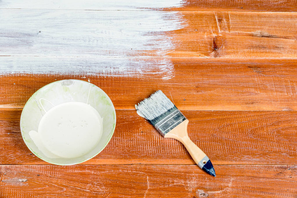 Кисть и миска белого цвета покрытия
  - Фото, изображение