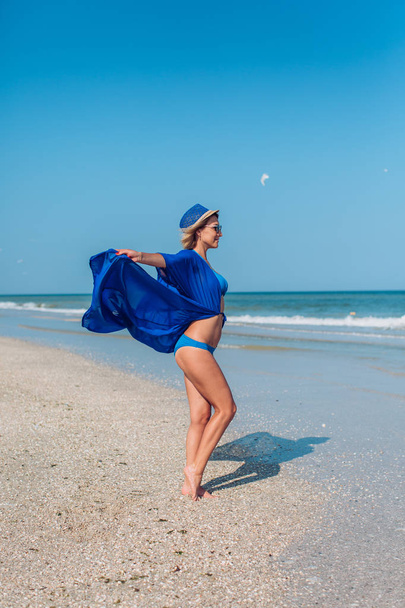 blonde woman on the seashore - Fotografie, Obrázek