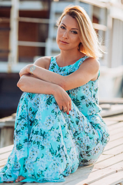 νεαρή ξανθιά σε ένα γαλάζιο φόρεμα - Φωτογραφία, εικόνα