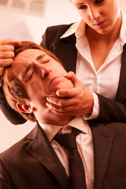 mujer abusando de un hombre en el lugar de trabajo
 - Foto, imagen