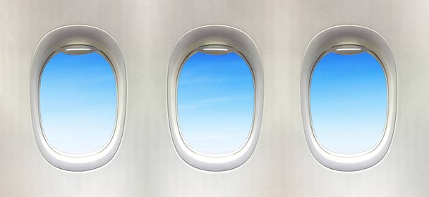 uçak pencere ve fantastik yumuşak beyaz bulutlar mavi gökyüzü karşı - Fotoğraf, Görsel