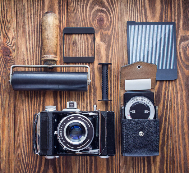 Vintage kamera, fénymérő és egy másik lószerszám filmes fényképezés. fotósok íróasztal. - Fotó, kép