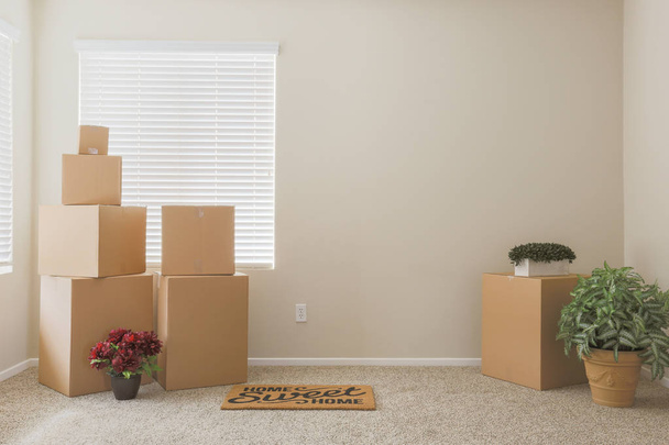 Wiele pakowane Moving Boxes w pustym pokoju - Zdjęcie, obraz