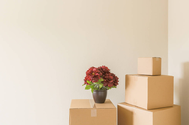 Variété de boîtes de déménagement emballées dans une pièce vide
 - Photo, image