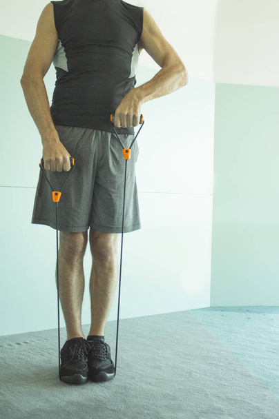 Man met weerstand touw fitness - Foto, afbeelding