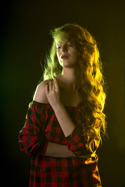 Pretty model with curly hair in the shadows - Fotoğraf, Görsel