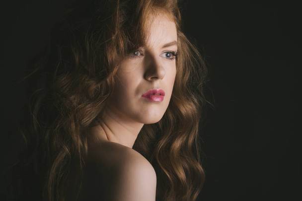 Tierna joven modelo con el pelo rubio en las sombras
 - Foto, Imagen