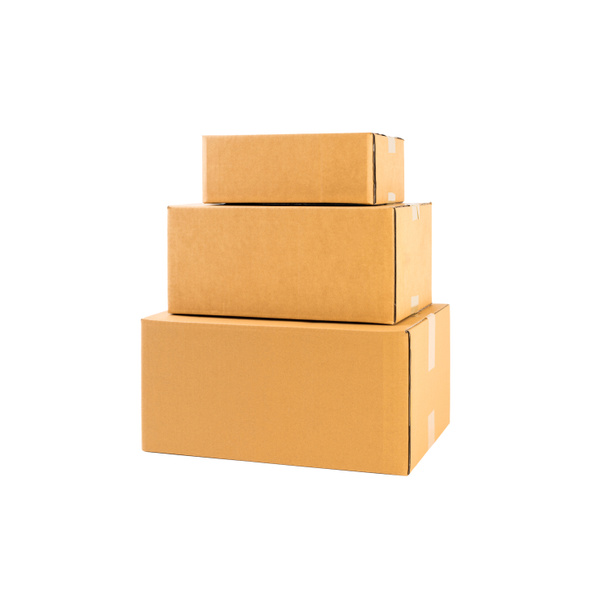 Stapel drie bruine kartonnen dozen - Foto, afbeelding