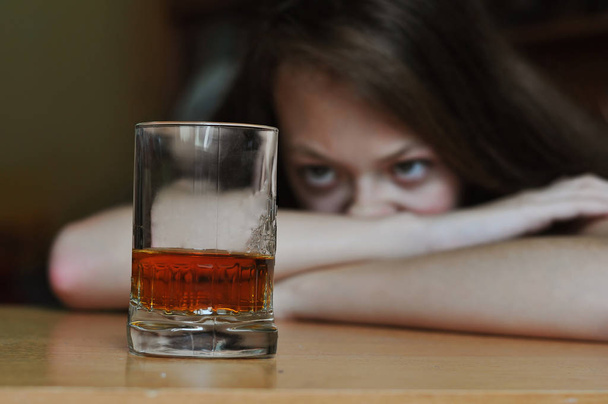Alkoholabhängige Frau  - Foto, Bild