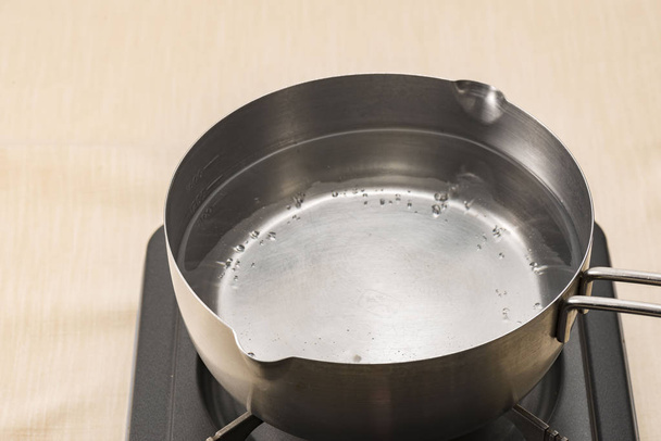 Une casserole qui bout dans l'eau chaude
 - Photo, image