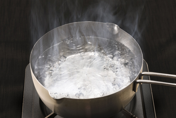 Une casserole qui bout dans l'eau chaude
 - Photo, image
