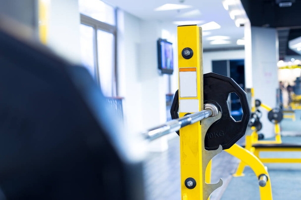 Εξοπλισμός για την άσκηση ισχύος στο σύγχρονο γυμναστήριο - Φωτογραφία, εικόνα