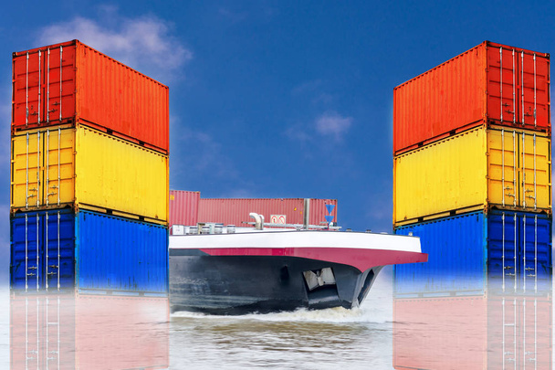 Embarcación de contenedores con diferentes contenedores de mar de colores antes de azul
 - Foto, Imagen