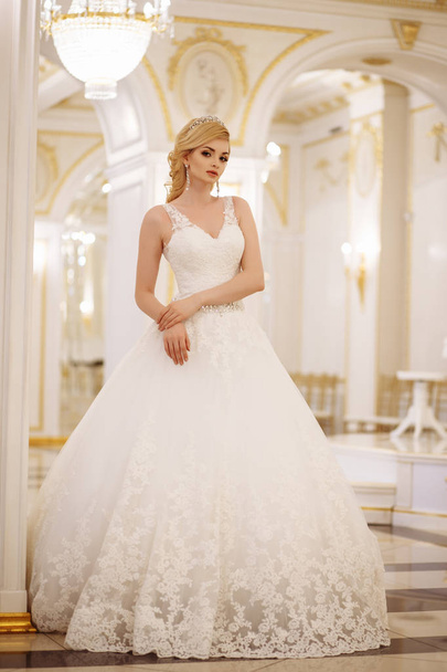 beautiful young woman bride in luxury wedding dress in interior - Fotoğraf, Görsel