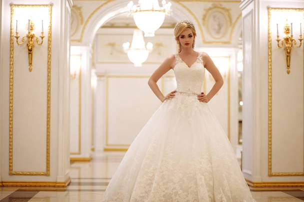 beautiful young woman bride in luxury wedding dress in interior - Фото, зображення