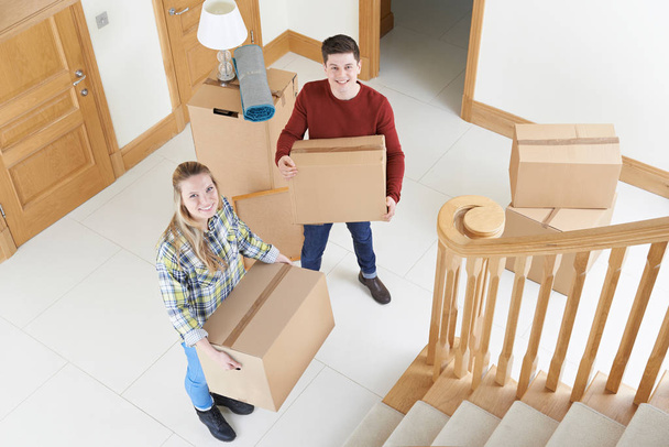 Young Couple Moving In To New Home  - Foto, afbeelding