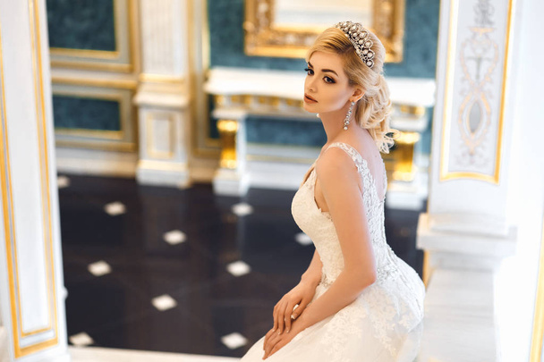 beautiful young woman bride in luxury wedding dress in interior - Foto, immagini