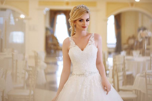 beautiful young woman bride in luxury wedding dress in interior - Foto, Bild