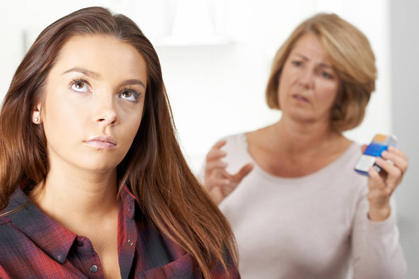Mère parlant à la fille adolescente au sujet des dangers du tabagisme
 - Photo, image
