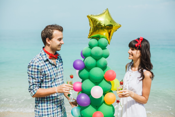 couple debout près de ballon arbre sur la plage
 - Photo, image