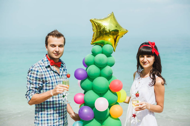 Paar steht neben Ballonbaum am Strand - Foto, Bild
