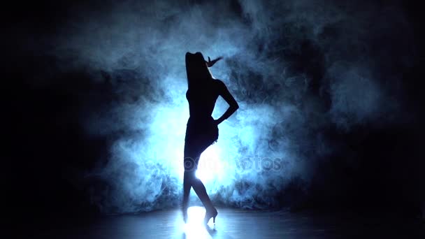Jong meisje professioneel salsa dansen in de nevel. Slow motion - Video