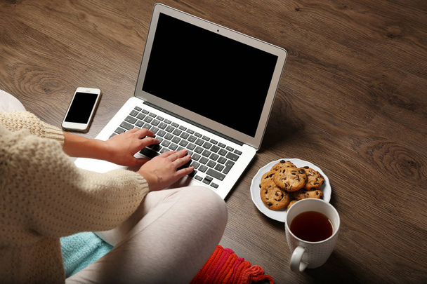 Girl with laptop and food - Zdjęcie, obraz