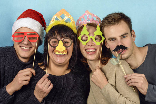 cuatro jóvenes con máscaras festivas
 - Foto, Imagen