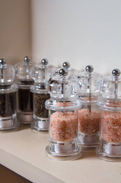 мельница с солью и перцем
 - Фото, изображение
