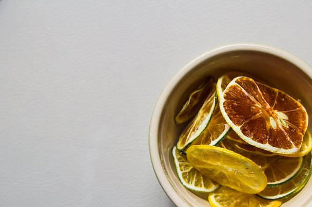 Шматочки сушеного апельсина, мандарина, грейпфрута, лимона та лайма
 - Фото, зображення