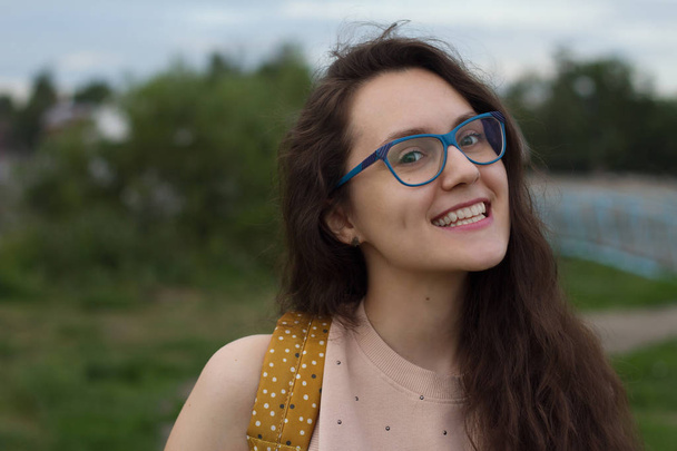 Portrait of a smiling girl in the summer. - Foto, Imagem