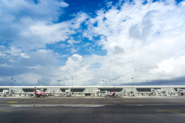 AirAsia Terminal a Kuala Lumpur Aeroporto e nuvole temporalesche paesaggio
. - Foto, immagini