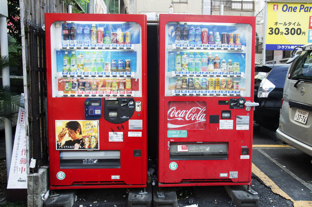 Distributeur automatique rouge pour les personnes achètent des boissons gazeuses au pubis
 - Photo, image