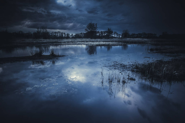 Reflexão noturna no lago
 - Foto, Imagem