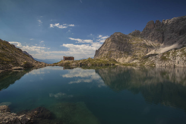 Відображення гірської каюти в озері
 - Фото, зображення