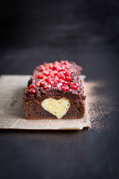 Schokoladenkuchen mit Vanilleherz - Foto, Bild
