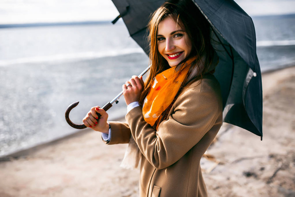 Kızıl saçlı kız deniz kenarında şemsiye ile - Fotoğraf, Görsel