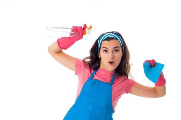 giovane cameriera donna con detergenti
 - Foto, immagini