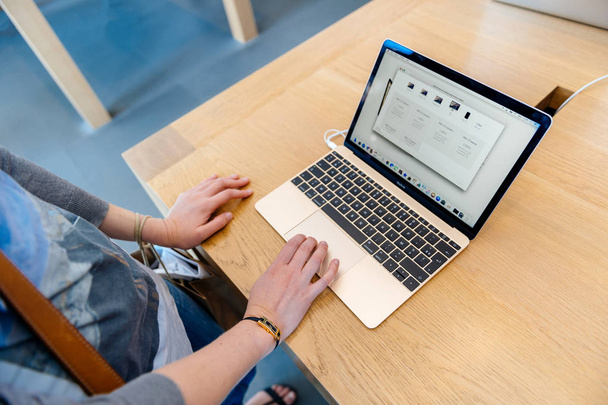 PARIS, RANSKA - syyskuu 12, 2016: Nainen testaus uusi Apple MacBook Pro Retina Laptop ennen ostamista. MacBook Pro on yksi halutuimmista laptop maailmanlaajuisesti
 - Valokuva, kuva