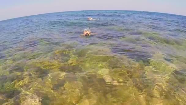 Dwóch nastolatków zanurkować w morzu 3 - Materiał filmowy, wideo